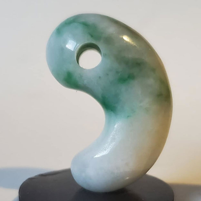 20251115-11 アップルグリーン翡翠勾玉　