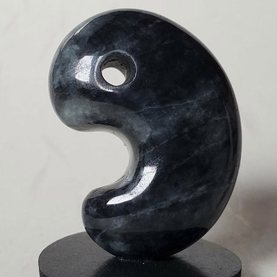 260305-01糸魚川黒翡翠勾玉