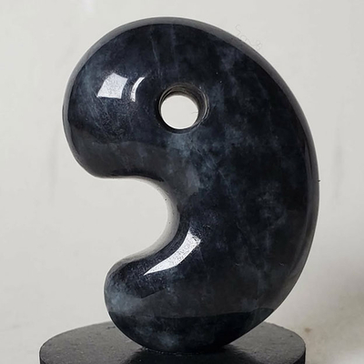 260305-02糸魚川黑翡翠勾玉