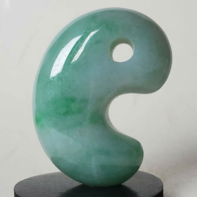 260305-05 高透過度翡翠勾玉