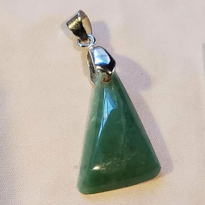 260305-12エメラルド翡翠勾玉