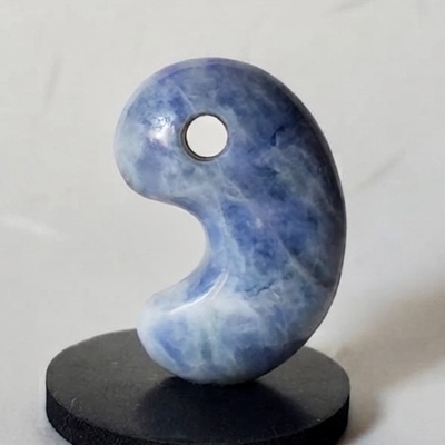 260909-15 藤色翡翠勾玉 No.１