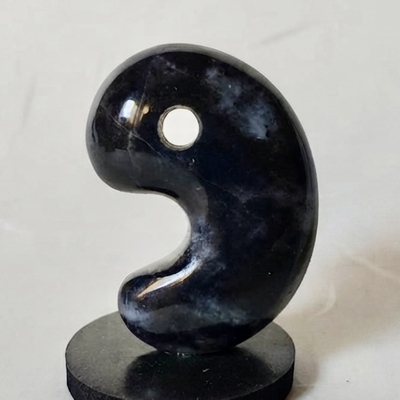 260809-18 糸魚川黒翡翠勾玉 No.１