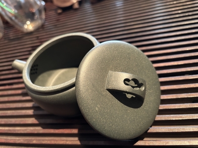 漢瓦（鶴） 楊琴 豆清砂 | 小梅茶荘 葉模様付き陶器茶碗