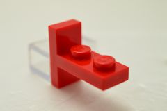 %4585 ブラケット[赤]1x2‐2x1(中央)