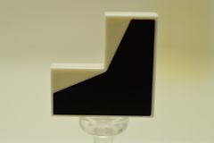 %14719 タイル[白]2x2(コーナー、模様[黒])