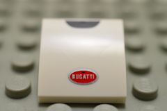 %15068 カーブスロープ[白]2x2(Bugatti ロゴ)