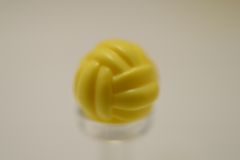 %6900 毛糸球[パステル薄黄](下部ポッチ受)