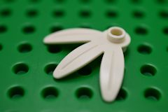 %7264 葉3枚[白](プレート1x1(丸))