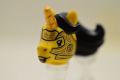 %70751 ミニフィグ・ユニコーンヘッド[黄色/黒](ツノ[パール金])