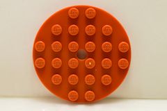 %11213 プレート[ダークオレンジ]6x6(円、ペグ穴)