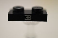 %3023 プレート[黒]1x2(ブガッティロゴマーク)