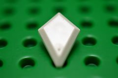 %35649 タイル[白]1x2(裏面に丸棒取っ手、ダイヤ型)