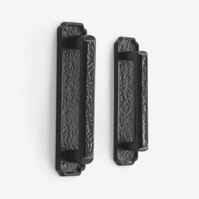 箪笥金具 角型座付き取手 ボルト足式 黒色