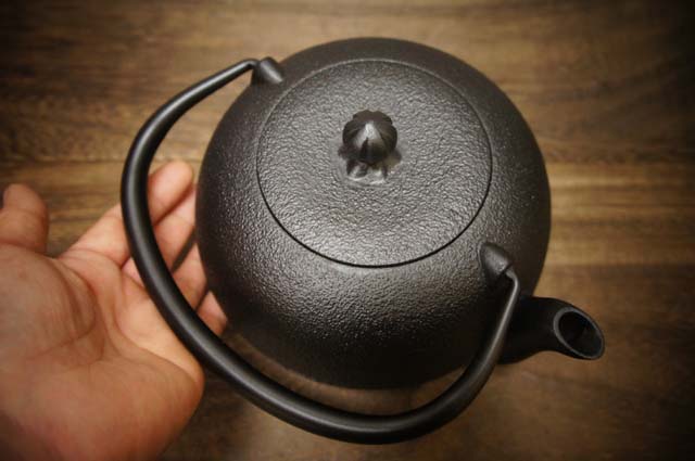 南部鉄器 鉄瓶丸型 無地0.8リットル 内面素焼き シンプルモダン | 南部