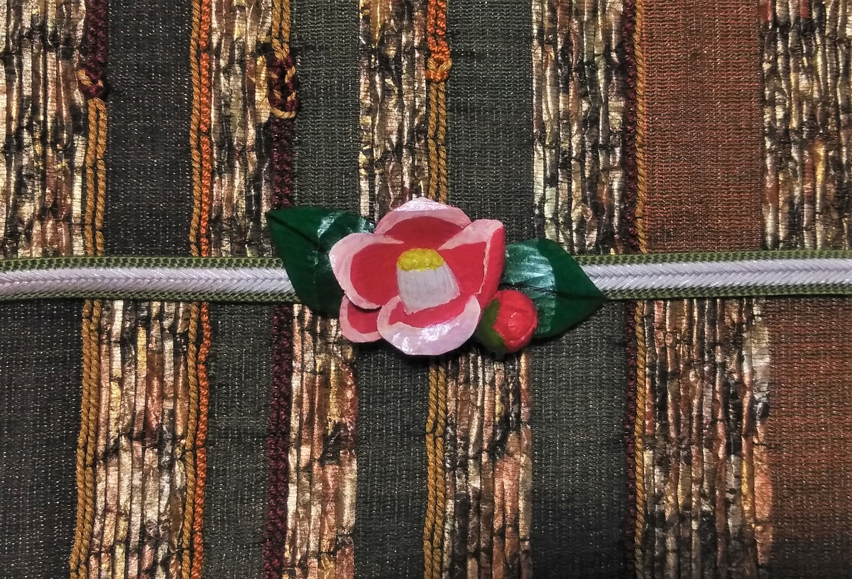 作り帯 刺繍 椿 キラキラ 帯留め（椿）ピンク使用例