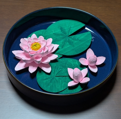 汚水でも美しく咲く花（睡蓮　置物）