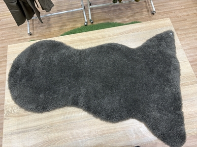 中国産ムートン原反B品　ダークチャコール（DCH）