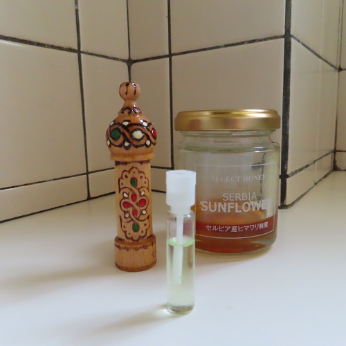 ダマスクローズオイル 木彫りケース入り 1g ｄｏｍａｃａ