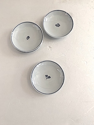 東屋  藍九谷プチ印手小皿  トカゲ いちご さくらんぼ アンチョビ 小さな女の子 テディ 風車