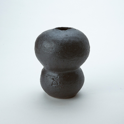 2.黒釉掛花入