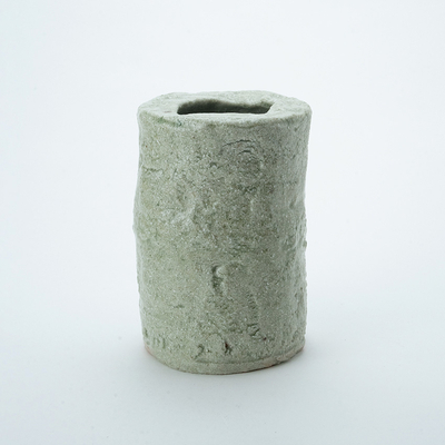 7.灰青掛花入