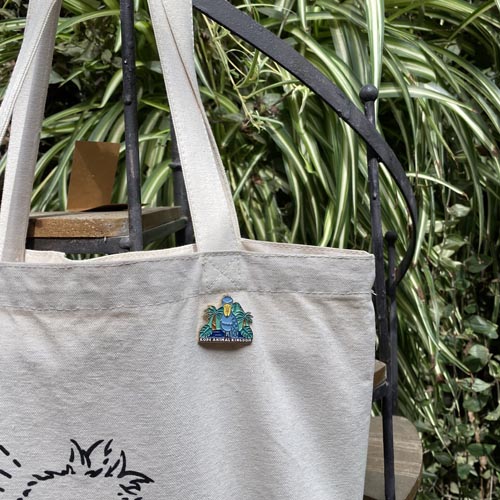 記念ピンバッジ 神戸どうぶつ王国オリジナル ハシビロコウと神戸の山々