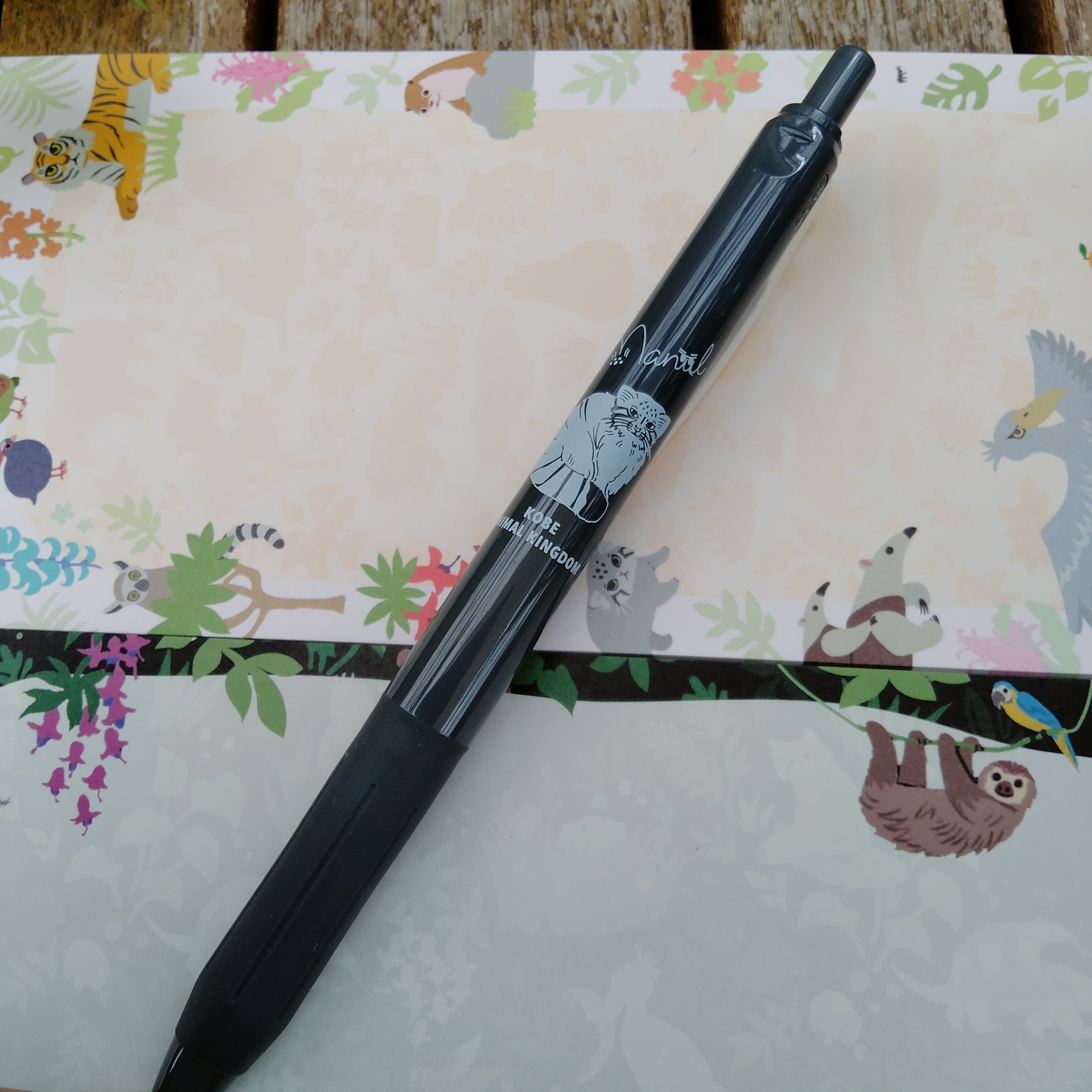 SARASAボールペン マヌルネコ ダークグレー | 神戸どうぶつ王国NS