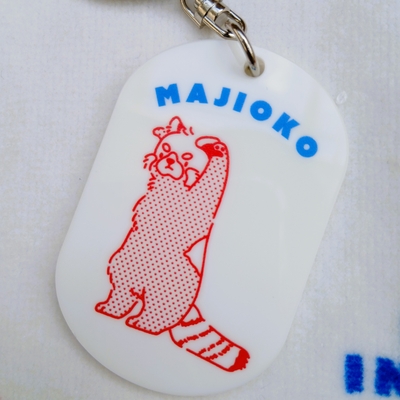 白アクリルキーホルダー　MAJIOKO　レッサーパンダ