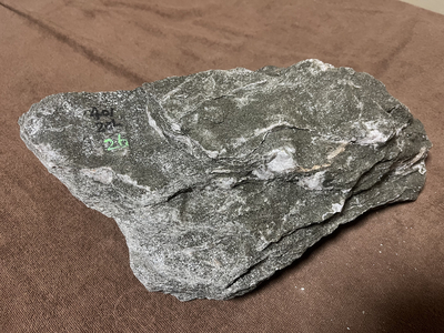 バドガシュタイン鉱石　&alpha;&beta;放射線量　0.5&mu;㏜未満　ラドン濃度校正値　26Bq/m3以上　8.53kg　85,460円　No.10002