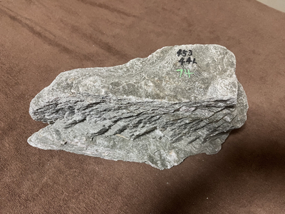 バドガシュタイン鉱石　&alpha;&beta;放射線量　0.5&mu;㏜未満　ラドン濃度校正値　74Bq/m3以上　7.11kg　115,360円　No.10003