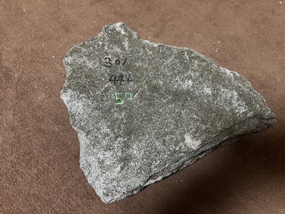 バドガシュタイン鉱石　&alpha;&beta;放射線量　0.5&mu;㏜未満　ラドン濃度校正値　50Bq/m3以上　3.72kg　71,710円　No.10005