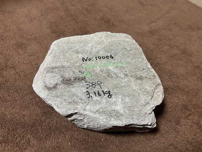 バドガシュタイン鉱石　&alpha;&beta;放射線量　0.5&mu;㏜未満　ラドン濃度校正値　48Bq/m3以上　3.16kg　66,130円　No.10006