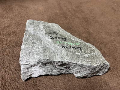 バドガシュタイン鉱石　&alpha;&beta;放射線量　0.5&mu;㏜未満　ラドン濃度校正値　32Bq/m3以上　2.02kg　44,870円　No.10008