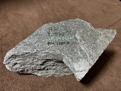 バドガシュタイン鉱石　&alpha;&beta;放射線量　0.5&mu;㏜未満　ラドン濃度校正値　20Bq/m3以上　3.75kg　48,020円　No.10010