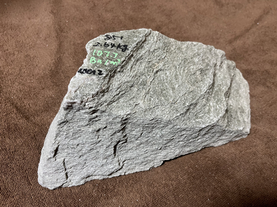 バドガシュタイン鉱石　&alpha;&beta;放射線量　0.5&mu;㏜未満　ラドン濃度校正値　107Bq/m3以上　2.64kg　111,460円　No.10012