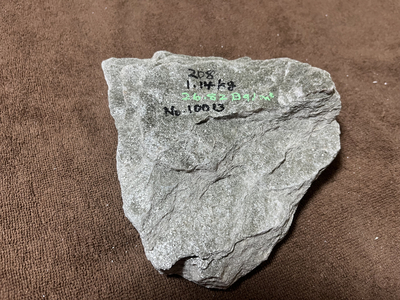 バドガシュタイン鉱石　&alpha;&beta;放射線量　0.5&mu;㏜未満　ラドン濃度校正値　26Bq/m3以上　1.14kg　33,730円　No.10013