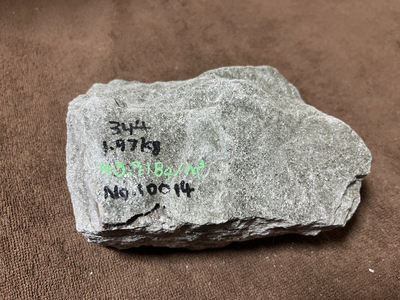 バドガシュタイン鉱石　&alpha;&beta;放射線量　0.5&mu;㏜未満　ラドン濃度校正値　43.91Bq/m3以上　1.97kg No.10014