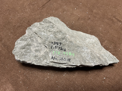 バドガシュタイン鉱石　&alpha;&beta;放射線量　0.5&mu;㏜未満　ラドン濃度校正値　178Bq/m3以上　1.57kg　162,900円　No.10018