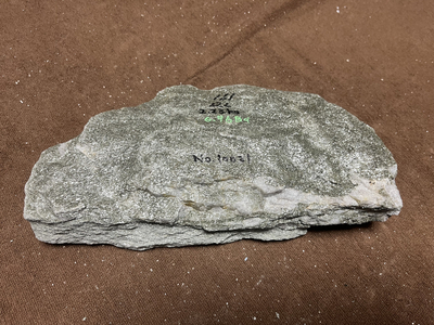 バドガシュタイン鉱石　&alpha;&beta;放射線量　0.5&mu;㏜未満　ラドン濃度校正値 6Bq/m3以上　2.23kg　25,560円　No.10021