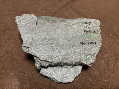 バドガシュタイン鉱石　&alpha;&beta;放射線量　0.5&mu;㏜未満　ラドン濃度校正値　13Bq/m3以上　3.44kg　39,040円　No.10022