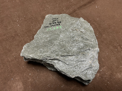 バドガシュタイン鉱石　&alpha;&beta;放射線量　0.5&mu;㏜未満　ラドン濃度校正値　17Bq/m3以上　4.74kg　51,460円　No.10023
