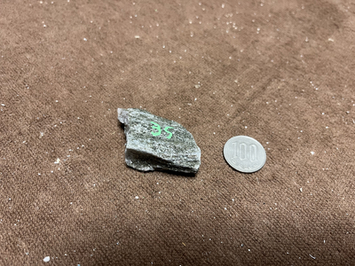 バドガシュタイン鉱石　&alpha;&beta;放射線量　35&mu;㏜　33g