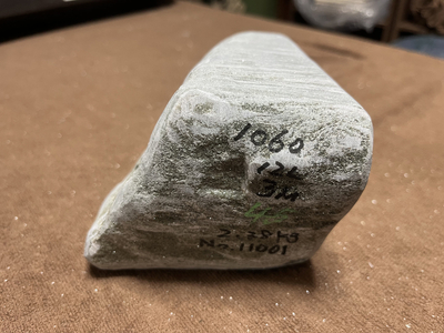 バドガシュタイン鉱石　&alpha;&beta;放射線量　最大7&mu;Sv　平均3&mu;Sv　ラドン濃度校正値45Bq/m3以上　2.38kg　121,970円　No.11001