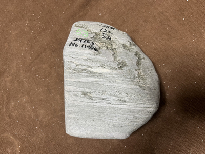 バドガシュタイン鉱石　&alpha;&beta;放射線量　最大7&mu;Sv　平均2&mu;Sv　ラドン濃度校正値53Bq/m3以上　2.97kg　118,850円　No.11006