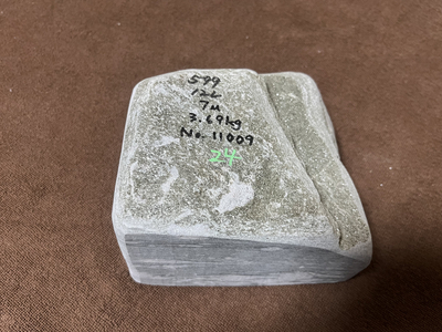 バドガシュタイン鉱石　&alpha;&beta;放射線量　最大29&mu;Sv　平均7&mu;Sv　ラドン濃度校正値24Bq/m3以上　3.69kg No.11009