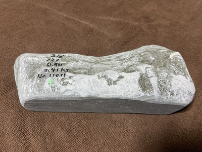 バドガシュタイン鉱石　&alpha;&beta;放射線量　平均0.5&mu;Sv　ラドン濃度校正値9Bq/m3以上　2.41kg No.11011