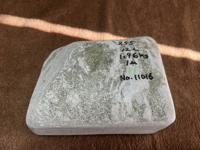 バドガシュタイン鉱石 &alpha;&beta;放射線量 最大2&mu;Sv 平均1&mu;Sv ラドン濃度校正値11Bq/m3以上 1.96kg 40,350円 No.11016