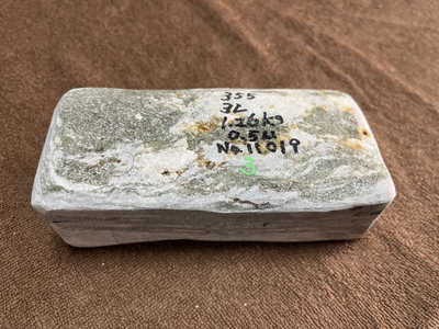 バドガシュタイン鉱石 &alpha;&beta;放射線量 平均0.5&mu;Sv ラドン濃度校正値3Bq/m3以上 1.26kg 17,750円 No.11019