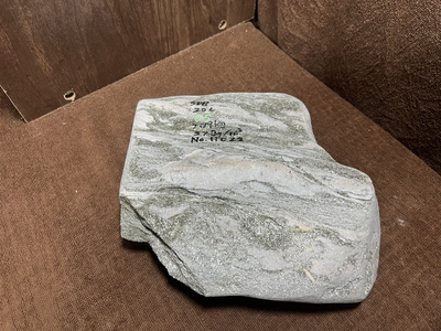 バドガシュタイン鉱石 αβ放射線量 平均0.5μSv ラドン濃度校正値37Bq/m3以上 2.79kg 59,440円 No.11022